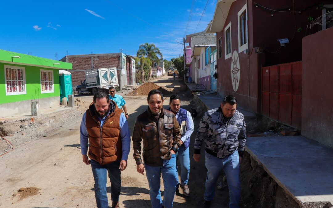 Supervisan la 1a. etapa de pavimentación de calle en la comunidad de Gavia de Rionda.