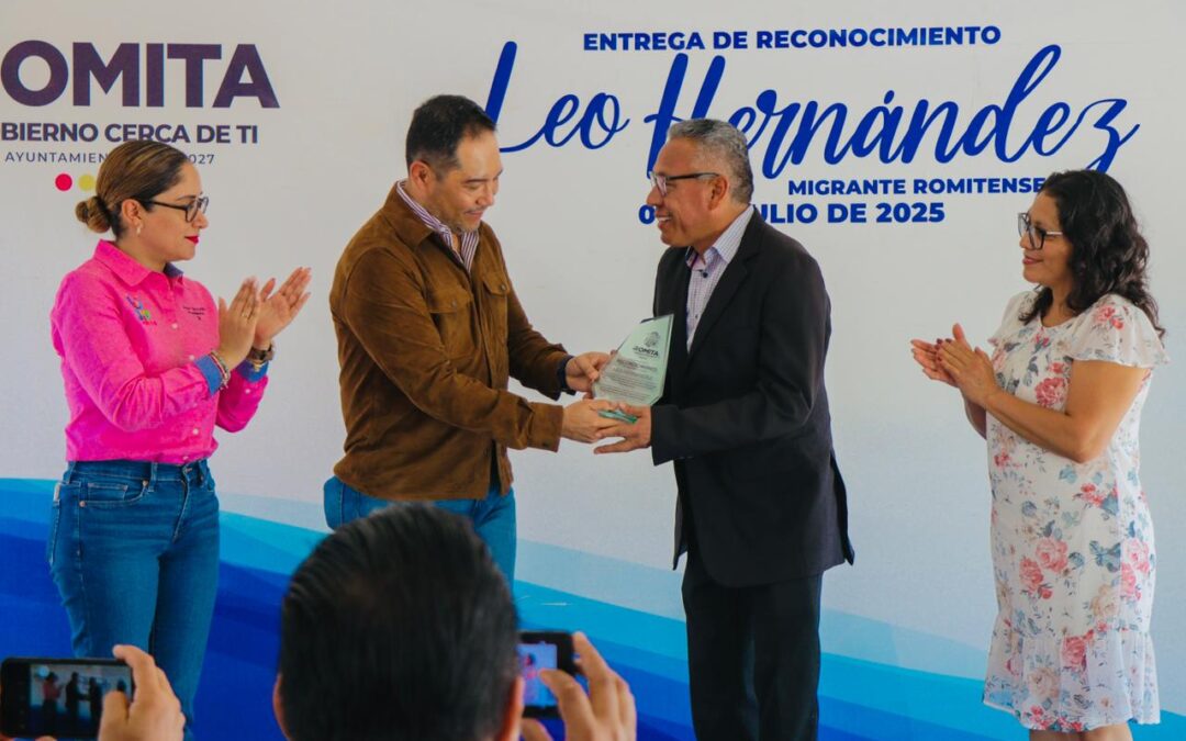 El Gobierno de Romita reconoce a Leo Hernández, periodista destacado por su compromiso con la comunidad migrante.