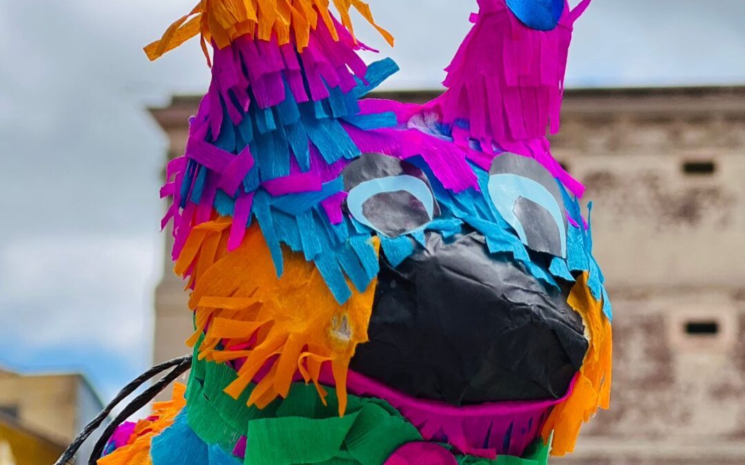 Impulsa Gobierno de Romita el trabajo artesanal de piñatas.