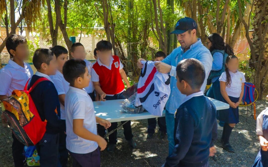 Impulsa Gobierno Municipal el deporte infantil con entrega de uniformes en Tierras Blancas.