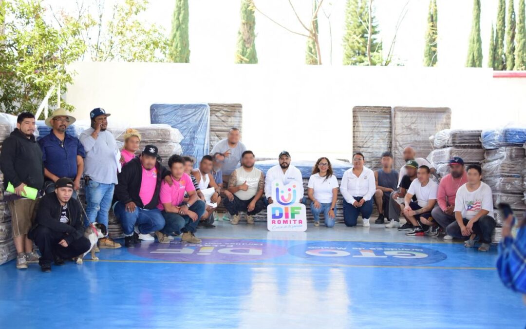 Gracias a gestiones del DIF Romita se entregan 90 colchones a centros de rehabilitación del municipio.