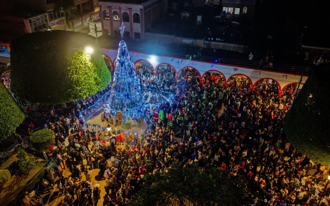Romita vivió una noche mágica con el encendido del Árbol de Navidad.